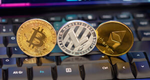 แนวโน้ม Bitcoin พุ่งสูงสุดใหม่ แต่ Altcoins ยังนิ่ง