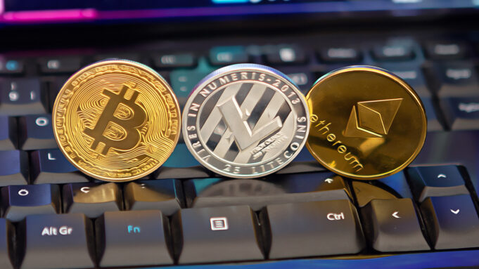 แนวโน้ม Bitcoin พุ่งสูงสุดใหม่ แต่ Altcoins ยังนิ่ง