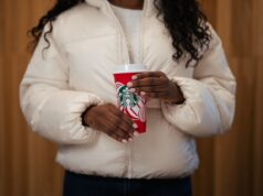 สตาร์บัคส์แจกแก้วสีแดงใช้ซ้ำฟรีในธีมวันหยุด