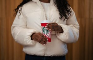 สตาร์บัคส์แจกแก้วสีแดงใช้ซ้ำฟรีในธีมวันหยุด