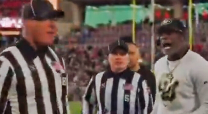 โค้ช Deion Sanders ฉุนแฟนขว้างของ ผู้ตัดสินตอบไม่เคลียร์