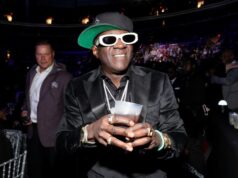 Flavor Flav และ Taylor Swift ร่วมชมเกม Chiefs สัปดาห์ที่ 10