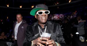 Flavor Flav และ Taylor Swift ร่วมชมเกม Chiefs สัปดาห์ที่ 10