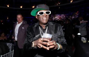 Flavor Flav และ Taylor Swift ร่วมชมเกม Chiefs สัปดาห์ที่ 10