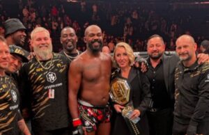 จอน โจนส์ ป้องกันแชมป์เฮฟวี่เวท UFC ชนะ TKO สติเป้