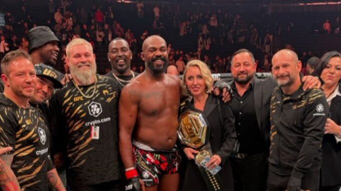 จอน โจนส์ ป้องกันแชมป์เฮฟวี่เวท UFC ชนะ TKO สติเป้