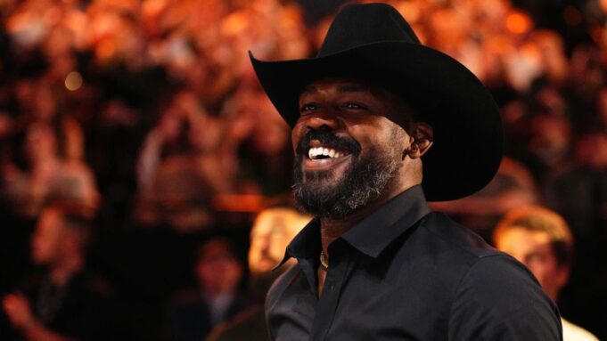 จอน โจนส์ เตรียมสละแชมป์หลัง UFC 309 เพื่อซูเปอร์ไฟต์