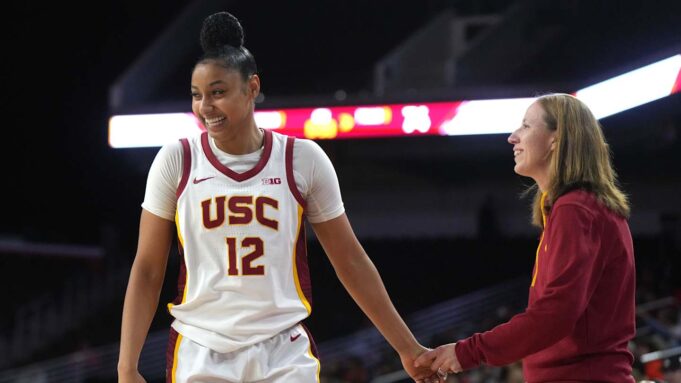 จูจู วัตกินส์ ดาวบาส USC โชว์ฟอร์มเด่นพร้อมดีลใหญ่