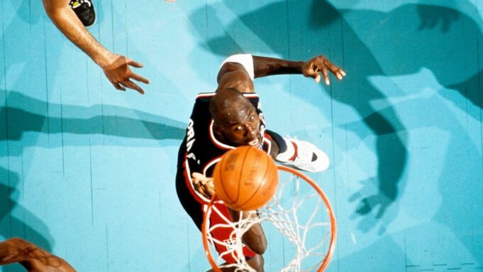 ไมเคิล จอร์แดน: จากดังค์แรกสู่ตำนาน Air Jordan