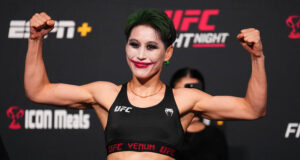 นักสู้หญิงวัย 32 ปีสร้างประวัติศาสตร์ในศึก UFC