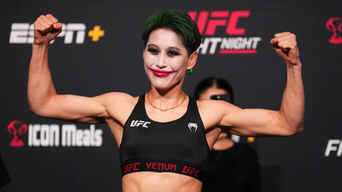 นักสู้หญิงวัย 32 ปีสร้างประวัติศาสตร์ในศึก UFC