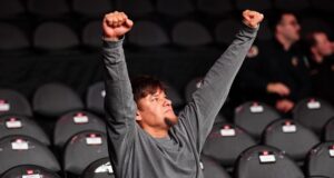 ธีโอ วอน โดดเด่นในงาน UFC 310 ด้วยการมานั่งแถวหน้า