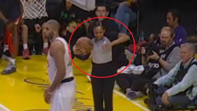 กรรมการ NBA เลียนแบบท่าของ LeBron James กลางเกม