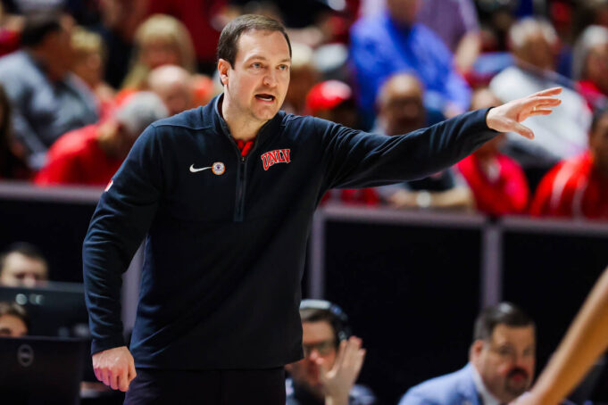 UNLV ปลดโค้ชบาส เควิน ครูเกอร์ หลังคุมทีม 3 ปี