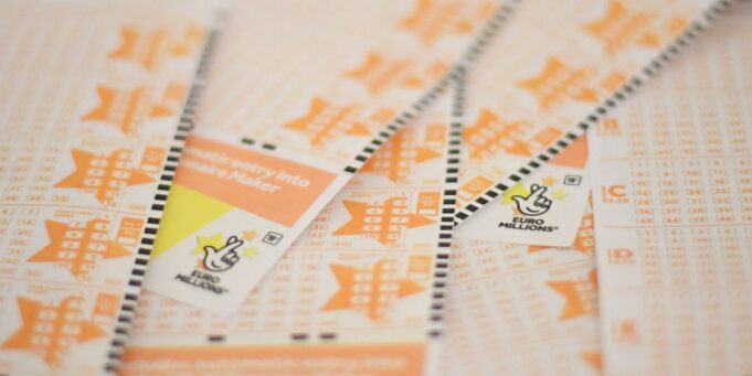 นางเจชนะรางวัล 1 ล้านปอนด์จาก EuroMillions