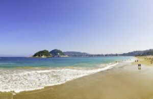 ซานเซบาสเตียนลดร่มชายหาด เหตุทะเลสูงขึ้น