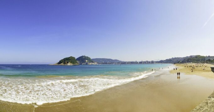 ซานเซบาสเตียนลดร่มชายหาด เหตุทะเลสูงขึ้น