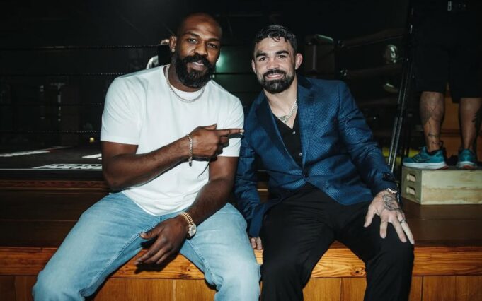 จอน โจนส์ ชม เพอร์รี พร้อมลุ้นไฟต์รวมแชมป์ UFC