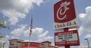 Chick-fil-A เจอดราม่าเปลี่ยนแก้วโฟมเป็นกระดาษ