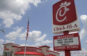 Chick-fil-A เจอดราม่าเปลี่ยนแก้วโฟมเป็นกระดาษ