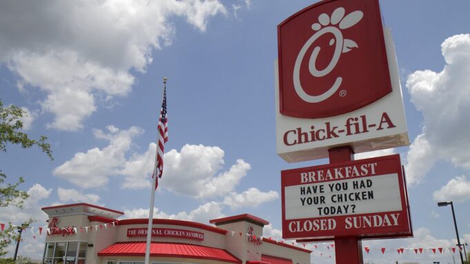 Chick-fil-A เจอดราม่าเปลี่ยนแก้วโฟมเป็นกระดาษ