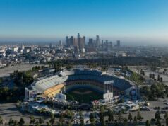 ตรวจค้นใกล้สนาม Dodgers จุดกระแสประท้วงผู้อพยพ
