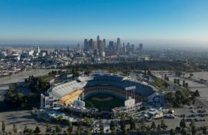 ตรวจค้นใกล้สนาม Dodgers จุดกระแสประท้วงผู้อพยพ