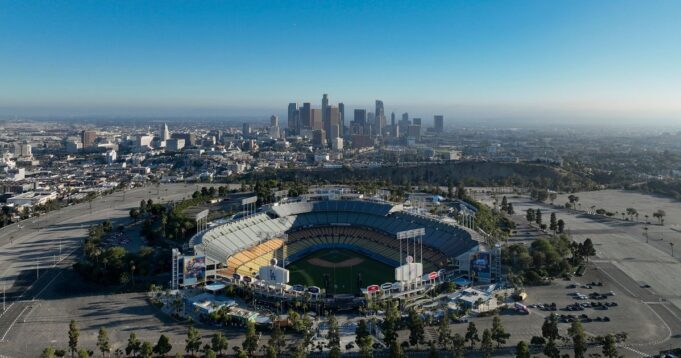 ตรวจค้นใกล้สนาม Dodgers จุดกระแสประท้วงผู้อพยพ