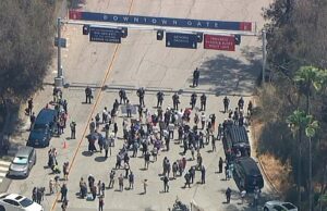 เจ้าหน้าที่ ICE ถูกห้ามเข้า Dodgers Stadium ในแอลเอ