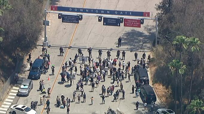 เจ้าหน้าที่ ICE ถูกห้ามเข้า Dodgers Stadium ในแอลเอ