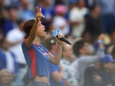 Nezza ร้องเพลงชาติสเปนที่ Dodgers จุดกระแสชุมชน