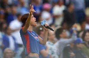 Nezza ร้องเพลงชาติสเปนที่ Dodgers จุดกระแสชุมชน
