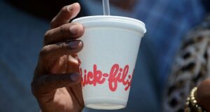 Reddit วิจารณ์ Chick-fil-A เปลี่ยนแก้วโฟมเป็นกระดาษ