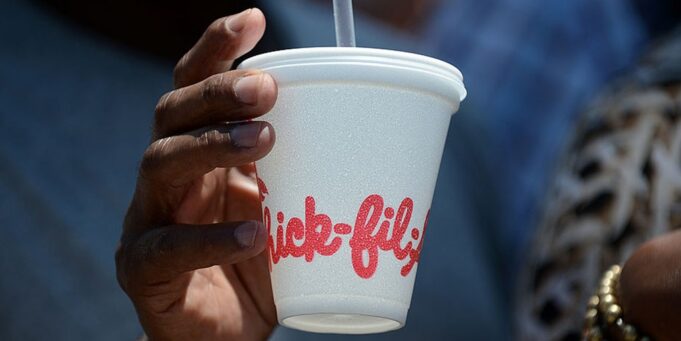 Reddit วิจารณ์ Chick-fil-A เปลี่ยนแก้วโฟมเป็นกระดาษ