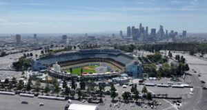 ICE ปะทะประท้วงที่สนาม Dodgers กลางลอสแอนเจลิส