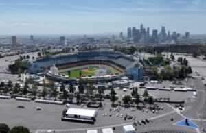 ICE ปะทะประท้วงที่สนาม Dodgers กลางลอสแอนเจลิส
