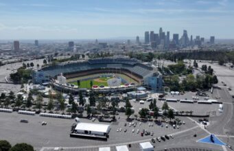 ICE ปะทะประท้วงที่สนาม Dodgers กลางลอสแอนเจลิส