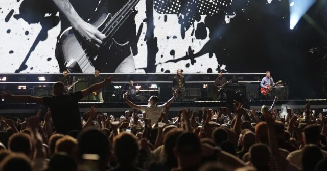 Oasis รีเทิร์น! ขึ้นเวทีร่วมกันครั้งแรกใน 16 ปี