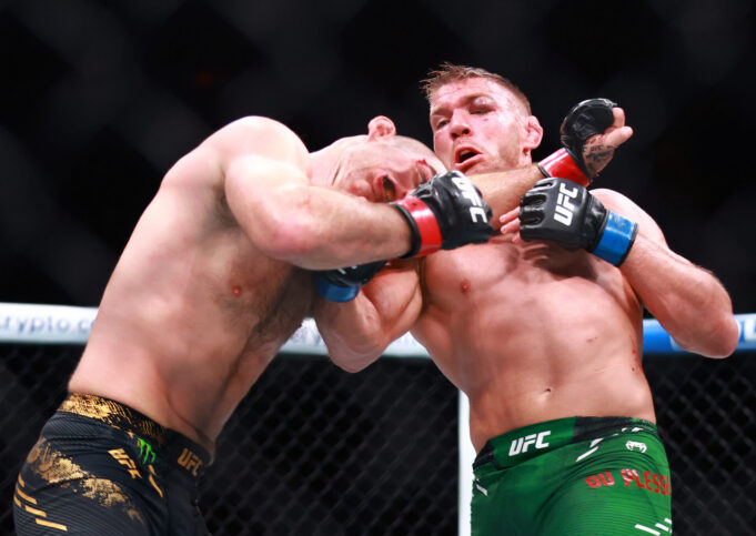 ดริคัส ดู เพลสซีส์ คว้าแชมป์ UFC 185 ปอนด์อย่างยิ่งใหญ่