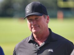 สมิธหนุนกรูเดน-ฟลอเรสคืนตำแหน่งโค้ช NFL