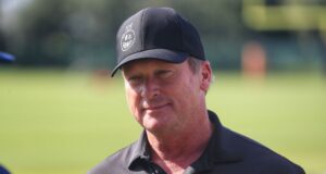 สมิธหนุนกรูเดน-ฟลอเรสคืนตำแหน่งโค้ช NFL
