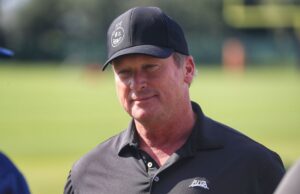 สมิธหนุนกรูเดน-ฟลอเรสคืนตำแหน่งโค้ช NFL