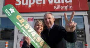 อดีตโค้ช Kerry GAA ฉลองหลังร้านขายลอตเตอรี่ถูกรางวัล