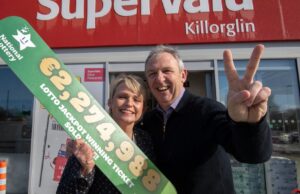 อดีตโค้ช Kerry GAA ฉลองหลังร้านขายลอตเตอรี่ถูกรางวัล