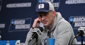 แดน เฮอร์ลีย์ ยันไม่ย้ายทีม หลังพา UConn คว้าแชมป์