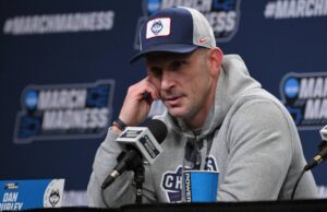แดน เฮอร์ลีย์ ยันไม่ย้ายทีม หลังพา UConn คว้าแชมป์