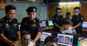 ตำรวจไซเบอร์บุกจับแอดมินเว็บพนัน VAR999 คาชายแดนสระแก้ว สารภาพรับจ้างเดือนละ 2 หมื่น โยงเครือข่าย Simbox แก๊งคอลเซ็นเตอร์ เจ้าหน้าที่ตรวจค้นเครือข่ายเว็บพนันชายแดน